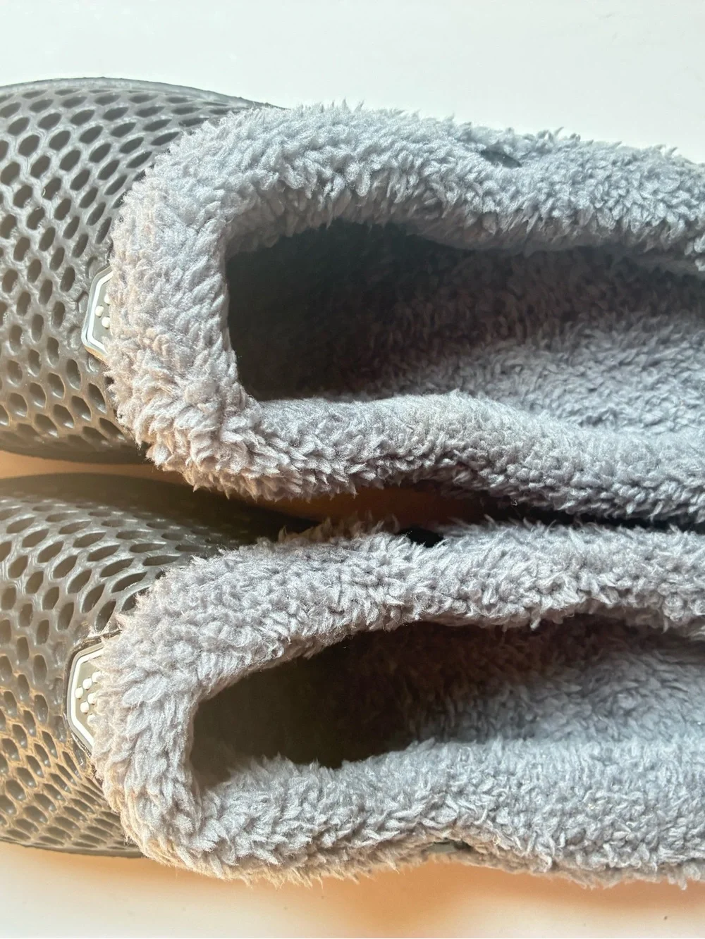 Sporto Plush-Lined Gray Slip-On Bath Slippers
